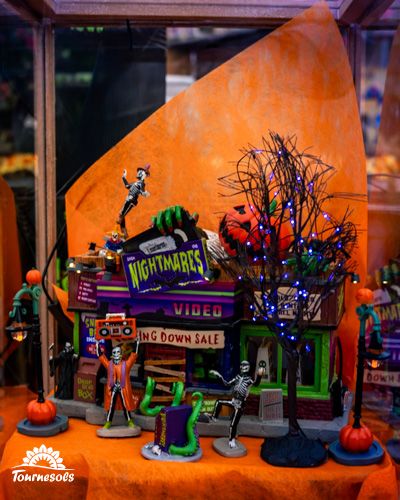 Décoration Lemax Halloween avec maison hantée et créatures effrayantes.